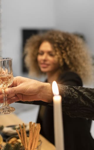 Cuando el brindis se vuelve una trinchera: 9 decisiones para cuidar tu salud mental en las fiestas