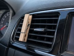 Enganchar una pinza de madera en el aire acondicionado del auto: para qué sirve y por qué lo recomiendan para mejorar la climatización
