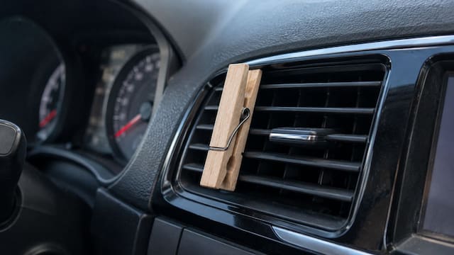 Enganchar una pinza de madera en el aire acondicionado del auto: para qué sirve y por qué lo recomiendan para mejorar la climatización