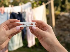 Para qué sirven los dos agujeros en los broches para tender la ropa y cómo usarlos correctamente