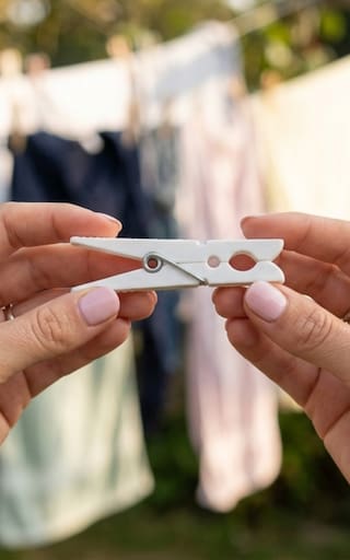 Para qué sirven los dos agujeros en los broches para tender la ropa y cómo usarlos correctamente