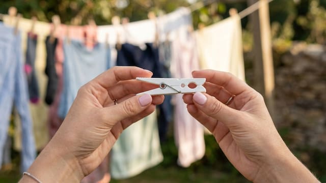 Para qué sirven los dos agujeros en los broches para tender la ropa y cómo usarlos correctamente