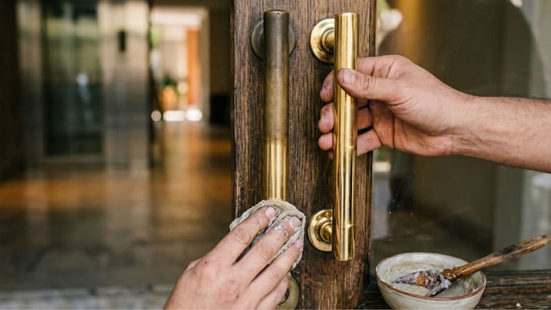El secreto mejor guardado de los encargados de edificio: la mezcla ideal que le devuelve el brillo a los bronces en cuestión de segundos.