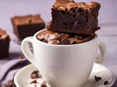 ¿Cómo hacer brownies para una sola persona sin horno? receta fácil, rápida y en taza