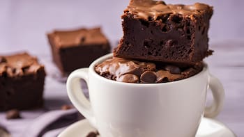 ¿Cómo hacer brownies para una sola persona sin horno? receta fácil, rápida y en taza