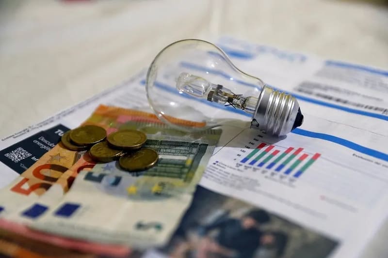 Bruselas presiona a la UE: pide bajar el IVA de la luz al 5% para aliviar las facturas.