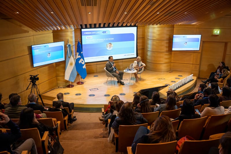Michael Paik, director Senior y asesor jurídico principal de Compliance Global en McDonald’s, junto a María Archimbal.