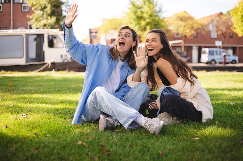 "Buen día" o "buenos días": la RAE aclara cuál es la forma correcta y por qué en Argentina usamos el singular.