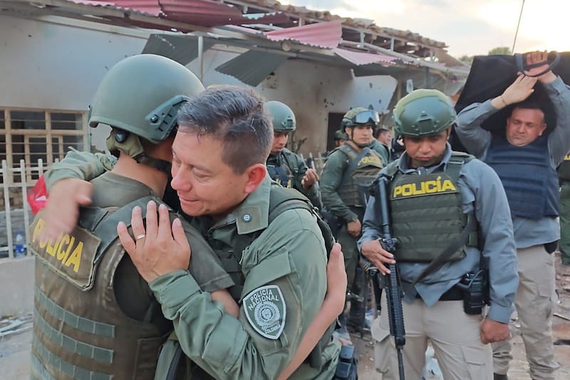 Ataques de una de las disidencias FARC deja destrucción y heridos en el pueblo colombiano de Buenos Aires.