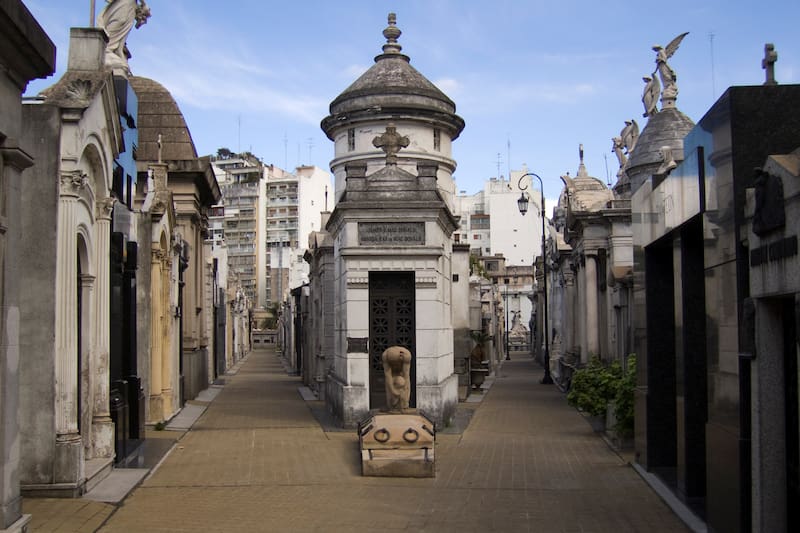 La licitación habilita nuevos recorridos nocturnos por el histórico cementerio