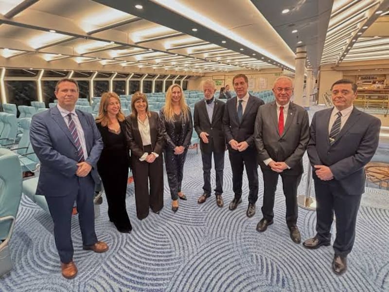 Funcionarios en la presentación del ferry 100% eléctrico
