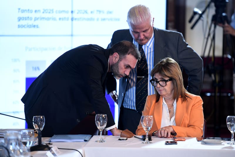 Reunión de la Comisión de Presupuesto y Hacienda en donde se trata el proyecto de Ley de Presupuesto General de la Administración Nacional para el Ejercicio Fiscal del año 2026, en el salón Azul del Senado de la Nación, Buenos Aires, Argentina.-
Fotos: Santiago Pezzini/Comunicación Senado.