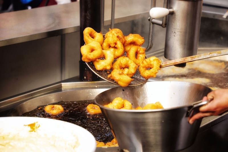 Preparación de los buñuelos (Fuente: Shutterstock)