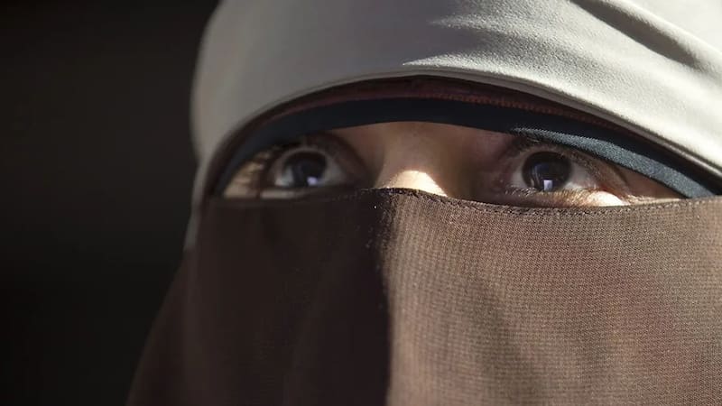 Oficial | Esta provincia prohíbe el uso del burka y nicab en sedes públicas: “No se podrá acceder con el rostro totalmente cubierto”.