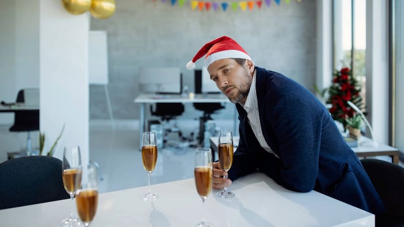 La presión social del fin de año aumenta los casos de burnout o agotamiento emocional. Foto: Freepik.