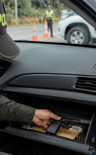 Es oficial | El Gobierno revisará todas las guanteras y anulará la licencia de conducir de los conductores que lleven este objeto en el auto