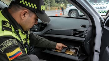Oficial | El Gobierno revisará todas las guanteras y anulará la licencia de conducir de los conductores que lleven este objeto en el auto