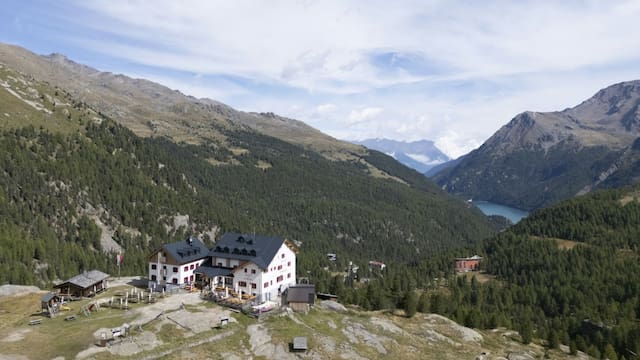 Buscan voluntarios para vivir gratis entre las montañas, lagos y glaciares: ofrece alojamiento y una compensación económica