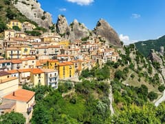 Buscan voluntarios que compren casas a solo un euro por propiedad en medio de las montañas