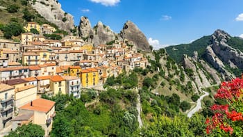 Buscan voluntarios que compren casas a solo un euro por propiedad en medio de las montañas