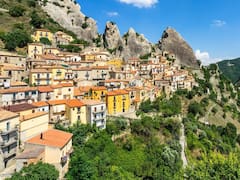 Buscan voluntarios que compren casas a solo un euro por propiedad en medio de las montañas