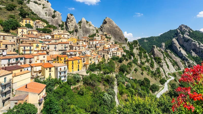 Buscan voluntarios que compren casas a solo un euro por propiedad en medio de las montañas. Foto: Shutterstock
