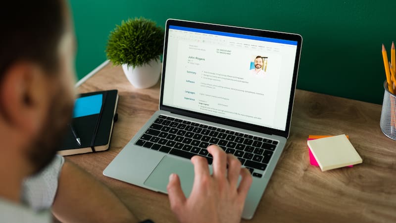 Buscar empleo, trabajo.