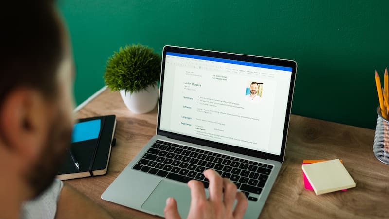 La IA puede ayudar a acelerar tareas, pero no resuelve aspectos como identificar qué busca una persona, qué habilidades puede trasladar de una industria a otra o cómo defender su experiencia frente a un reclutador.