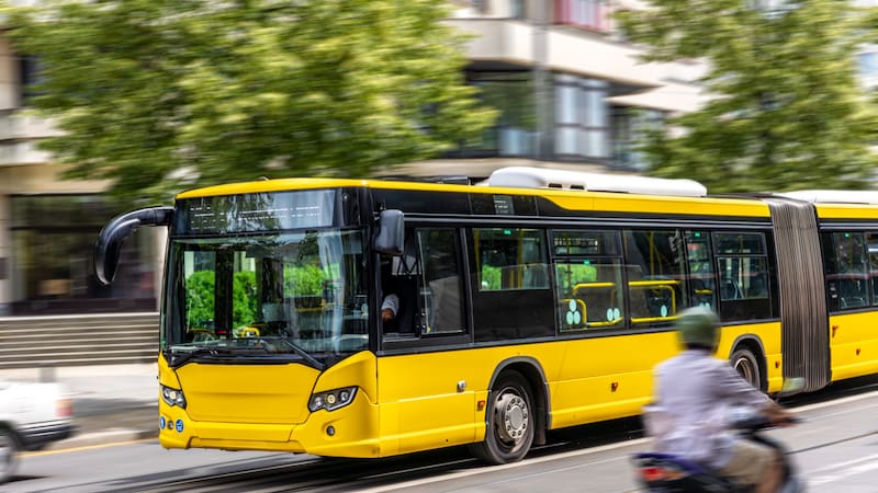 Colombia aplicará un arancel del 10% a la importación de buses eléctricos para impulsar la industria nacional.