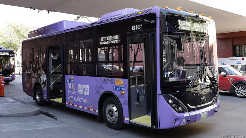 Nuevos y modernos buses eléctricos en CDMX, presentados por Clara Brugada.