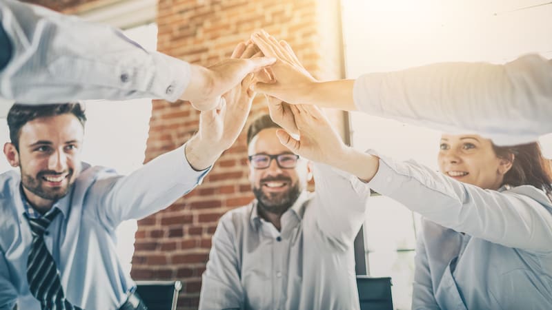 Ejecutivos o empleados de una empresa celebrando