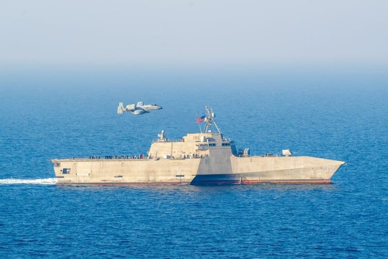 Dos destructores de la Armada estadounidense iniciaron este sábado una operación para “establecer las condiciones” para retirar las minas colocadas por Irán en el estrecho de Ormuz. Imagen: archivo.