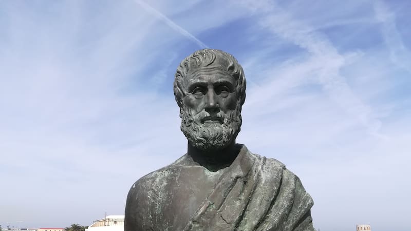 La frase más famosa de Aristóteles sobre la amistad sigue vigente siglos después y revela cómo entendía los vínculos humanos y la vida buena.