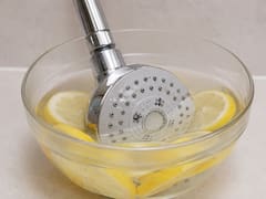 Soaking the shower head in vinegar and lemon: what it is for and why it is so recommended
