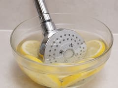 Poner el cabezal de la ducha en vinagre y limón: para qué sirve y por qué se recomienda tanto