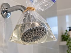 Colocar una bolsa con vinagre en el cabezal de la ducha: para qué sirve y cuánto tiempo hay que dejarla