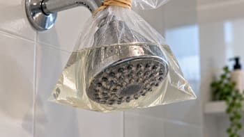 Colocar una bolsa con vinagre en el cabezal de la ducha: para qué sirve y cuánto tiempo hay que dejarla