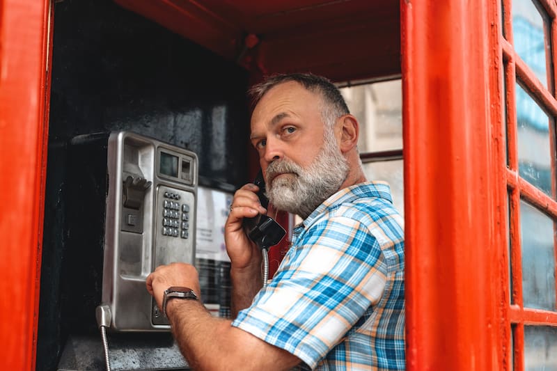 La Comisión Federal de Electricidad implementará cabinas telefónicas en las calles de México