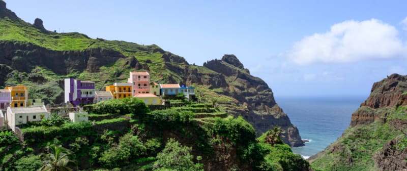 Cabo Verde combina playas infinitas, cultura criolla y paisajes volcánicos de gran belleza.