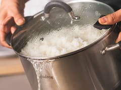El truco japonés para cocinar arroz perfecto sin que se pegue