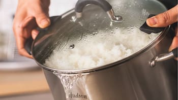 El truco japonés para cocinar arroz perfecto sin que se pegue