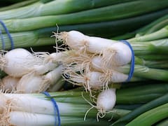Toda la vida lo hicimos mal: así se debe usar y consumir la parte blanca y verde de la cebolla larga