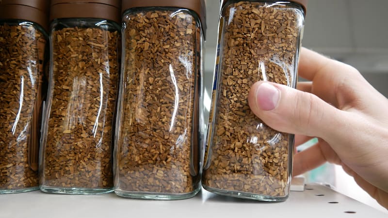 El retiro voluntario se aplica a tres lotes del Clover Valley Instant Coffee de ocho onzas, distribuido exclusivamente en Dollar General entre el 9 y el 21 de julio de 2025. Foto: Archivo.