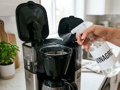 Echar vinagre en la cafetera para eliminar el sarro acumulado y mejorar su funcionamiento: por qué lo recomiendan