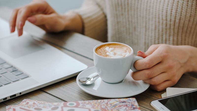 El consumo de café puede tener efectos positivos sobre la salud intestinal, el estado de ánimo y el funcionamiento del cerebro, incluso cuando se trata de su versión descafeinada.
