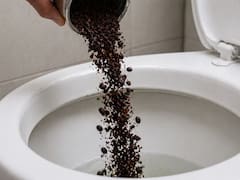 Tirar el café usado en el inodoro: para qué sirve y por qué lo recomiendan