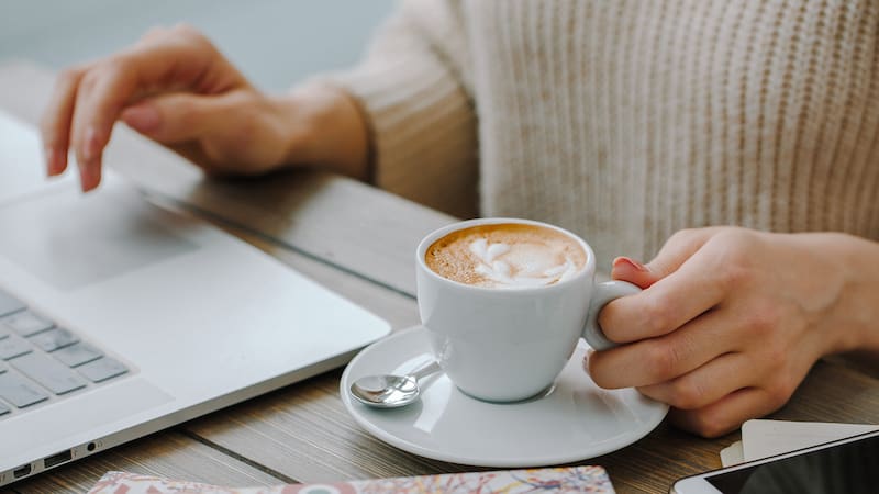 Consumir café a destiempo puede jugarle muy en contra a nuestro descanso.