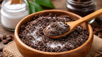 Pocos lo saben | Por qué recomiendan mezclar café usado con bicarbonato y para qué sirve