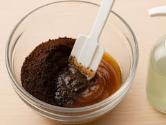 Combinar café usado con jabón líquido: para qué sirve y por qué lo sugieren