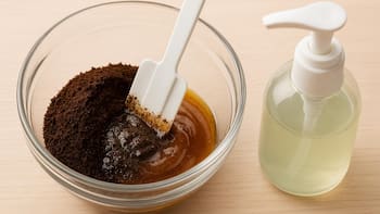 Combinar café usado con jabón líquido: para qué sirve y por qué lo sugieren